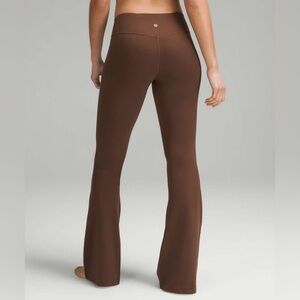 E - Lululemon Align Low-Rise Flared Pant 32.5"
Java